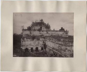 "Nonnenkloster vom Tempel im Südosten." (Mit Expeditionsmitglied.)