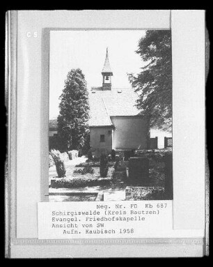 Schirgiswalde-Kirschau. Evangelische Friedhofskapelle (um 1920). Ansicht von Südwesten über den Friedhof