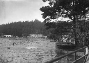 Weixdorf-Friedersdorf. Prinz-Hermann-Bad (Waldbad Weixdorf). 25-jähriges Jubiläum am 02.08.1931. Schwimmbecken am Sprungturm gegen Westufer mit Umkleidekabinen