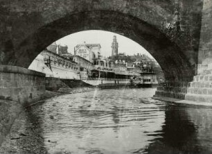 Dresden-Altstadt. Blick durch einen Brückenbogen der Augustusbrücke gegen Helbig's Etablissement (Altes Italienisches Dörfchen) und den Turm des Fernheizwerkes