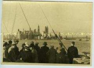 Passagiere schauen vom Hochseepassagierdampfer "Bremen" aus auf die Skyline von Manhatten, New York City