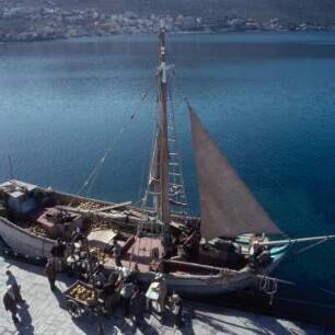 Samos. Ein Kaiki bringt Melonen von Chios nach Vathý