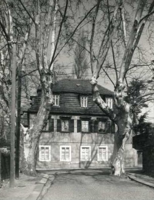 Radebeul, Bennostraße 11. Haus "Friedland" (1701/1800). Ansicht von der Friedlandstraße