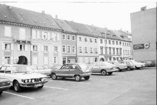 Karlsruhe: Parkplatz vor alten Häusern