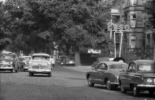 Autoverkehr in der Kriegsstraße.