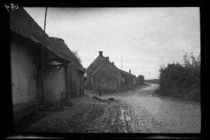 Metz-en-Couture (Dep. Pas-de-Calais, Frankreich): morastige Ortsstraße, im Hintergrund eine Weggabelung