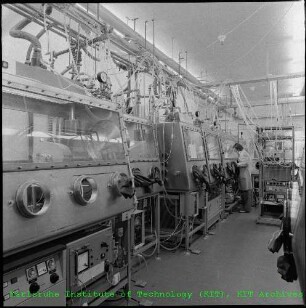 Blick auf Gloveboxen des Plutonium(Pu)-Karbid-Labors am Institut für Material- und Festkörperforschung III (IMF III)