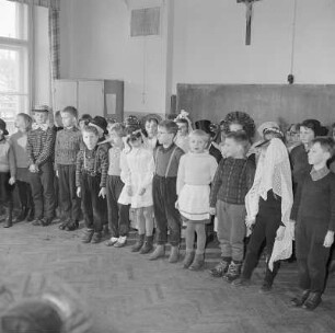 Vogelhochzeit in der Ostroer Schule : Ptači kwas we Wotrowskej šuli : Ostro / Wotrow
