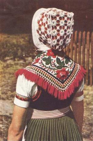 Mädchen als Hochzeitsgast in Schleife : Kleidung - Schleifer Tracht. Mädchen als Hochzeitsgast in der Spitzenhaube.