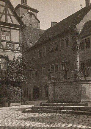 Rothenburg ob der Tauber, Kapellenplatz. Seelbrunnen (1626), links Weinstube "Meistertrunk"