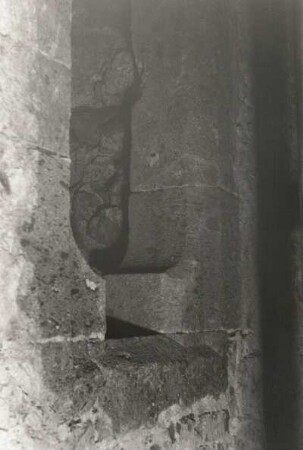 Wechselburg. Stiftskirche. Langhaus. Nördliche Mittelschiffswand. Oberer Teil vom Gewände der Tür zur gotischen Schwalbennestorgel