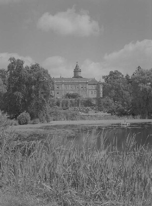 Wiesenburg/Mark. Schloss Wiesenburg, vom Schloßpark aus