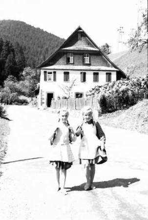 Schapbach: Zwei Schulkinder barfuß auf dem Schulweg bei Schapbach