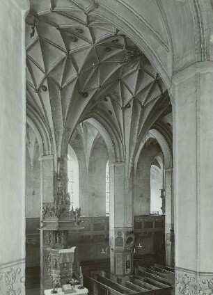 Danzig. Katharinenkirche. Blick von der Empore in das südliche Seitenschiff