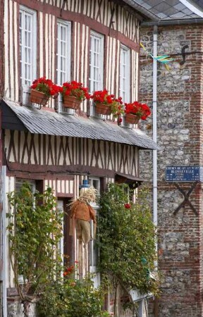 Frankreich. Haute Normandie. Seine Maritime. Blosseville sur Mer. Typische Dorfstrasse mit Fachwerkhäusern