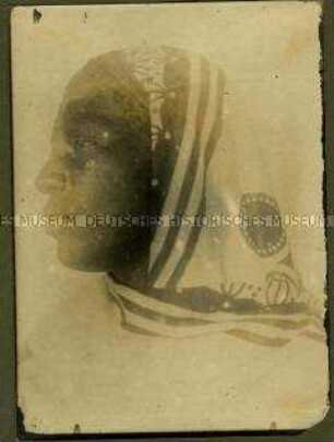 Kopfstudie der Massai-Frau Fatuma im Seitenprofil
