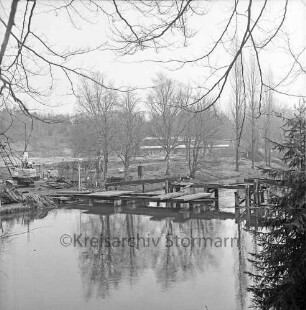 Trave: Bürgerpark: Bau einer Travebrücke zwischen dem Konrad-Adenauer-Ring und dem Travestadion, links ein Krangerät, im Hintergrund das Vereinsheim, Blick Richtung Nordosten