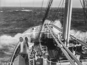 Usambara im Sturm : Blick über das Deck des Dampfschiffes Usambara bei Seegang