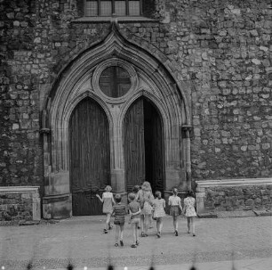 Kinder vor Portal, Marienkirche, Berlin-Mitte, 1973 SW-Foto © Kurt Schwarz.