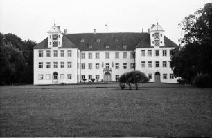 Kißlegg: Schloss (Berufsschule) vom Park aus, ohne Vordergrund