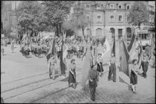 Dresden. Maidemonstration 1951 : Demonstrationszug vom Wasaplatz zum Straßburger Platz (Fucikplatz) in Dresden