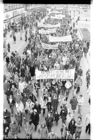 Kleinbildnegativ: Demonstration von Studierenden, 1973
