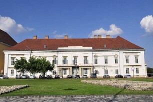 Budapest - Präsidentenpalast : Der Präsidentenpalast steht auf dem Burgberg. Aufgenommen in Budapest am 13. Juni 2011
