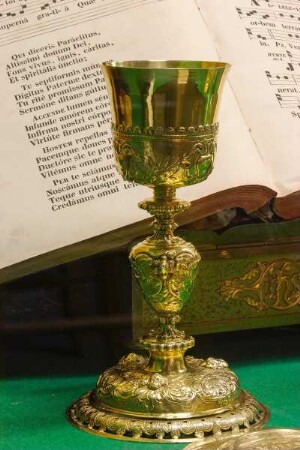 Frankreich. Bretagne. Finistere. Sizun. Enclos paroissial. Umfriedeter Pfarrhof. Kirche innen. Kirchenschatz. Kelch. 1660