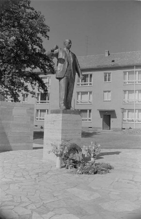 Thälmanndenkmal : Thälmanndenkmal. Bronze; Höhe 170 cm (Statue) (1958; W. Arnold). Weimar, Platz der 51.000