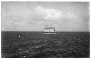 Dreimast-Segelschiff auf offener See