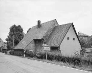 Ehrenberg (Kreis Hanichen). Häuslerhaus, Dorfstraße 30. Straßenansicht mit Anbau