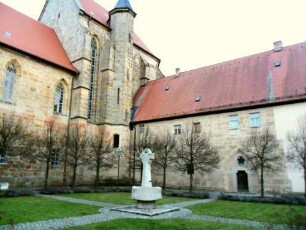 Ansicht von Südwesten über (ehemaligen) Kreuzgang auf Hochchor mit Treppenturm (erbaut 1320-50) sowie anschließendem Klostergebäude (15 Jh neu erbaut)