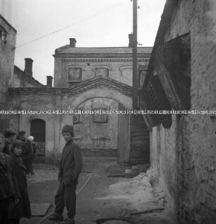 Kind im Innenhof des GPU Gefängnisses in Donezk