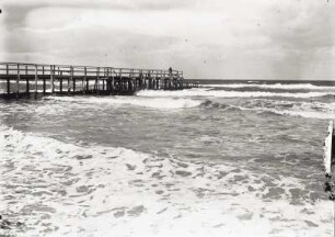 Blick vom Strand zur Seebrücke in der Ostsee