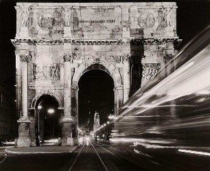 Siegestor München bei Nacht