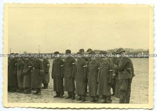 Hitlerjungen als Luftwaffenhelfer mit Offizier und Hauptfeldwebeln