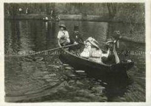 Ruderpartie auf dem Neuen See im Berliner Tiergarten