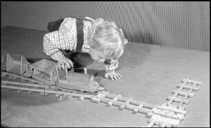 Orschweier: Holzspielzeug Götze, Kind mit Eisenbahn