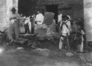 In Totontepec Villa de Morelos : Eine Gruppe von Personen vor einem Gebäude