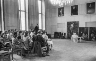 Dr. Richard Hamann-Mac Lean mit Studierenden der Kunstgeschichte in den Räumen des Central Collecting Point Marburg (Sommer 1946)