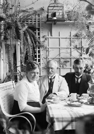 Portrait eines Paares : Mitglieder der Familie Kröber an einer Kaffeetafel sitzend