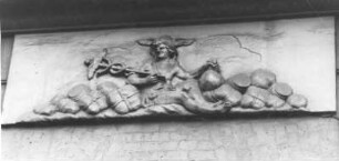 Hamburg. An der Wand eines alten Speichers am Cremon (Straßenname) befindet sich dieses Relief, das einen Merkur zeigt, der sich schmunzelnd mit den prallen Säcken Hamburger Großkaufleute beschäftigt