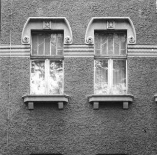 Cottbus-Mitte, Wernerstraße 9. Wohnhaus mit Laden (um 1908). Fensterpaar (1. Obergeschoß)