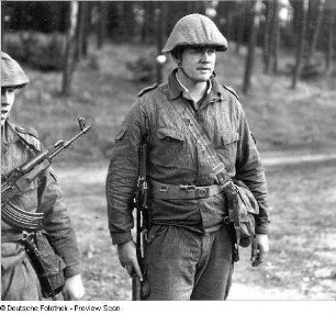 Deutschland . Truppenübungsplatz Klietz. Nationale Volksarmee - Landstreitkräfte. Zwei Soldaten mit Stahlhelm, stehend, beobachten einen Vorgang