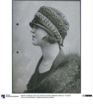 Erna Ully mit Hut von Agnes Gallewski