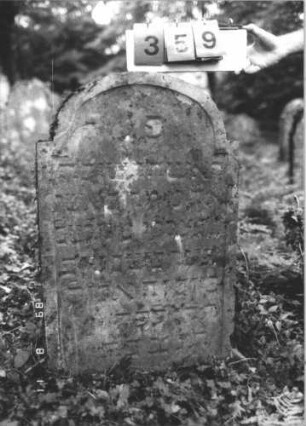 Grabstein 359 (Index: 99799710) Material: Sandstein Zustand: stark verwittert Maße HxBxT: 94x58x9 cm Beschreibung: Stele, eingezogener Korbbogenabschluß, Schriftfeld eingetieft: Grabstein 359
