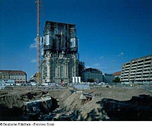 Frauenkirche : Frauenkirche. Wiederaufbau (beg. 1992). Blick über ein Grabungsfeld zur Südseite
