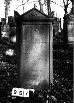 Grabstein 957 (Index: 99802654) Material: Sandstein Zustand: gut Maße HxBxT: 140x53x15 cm Beschreibung: Stele mit verdachtem Giebel, Seitenakroterien, profilierter Rand Symbolik: Blume, florale Verzierungen der Akroterien: Grabstein 957