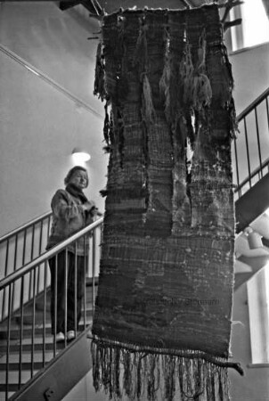 Rathaus: Ausstellungsaufbau im Treppenhaus mit Objekten von Edith Schaar: Künstlerin mit ihrem Webobjekt