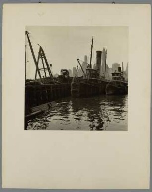 New York, nahe der Brooklyn Bridge, Schiffe am Pier